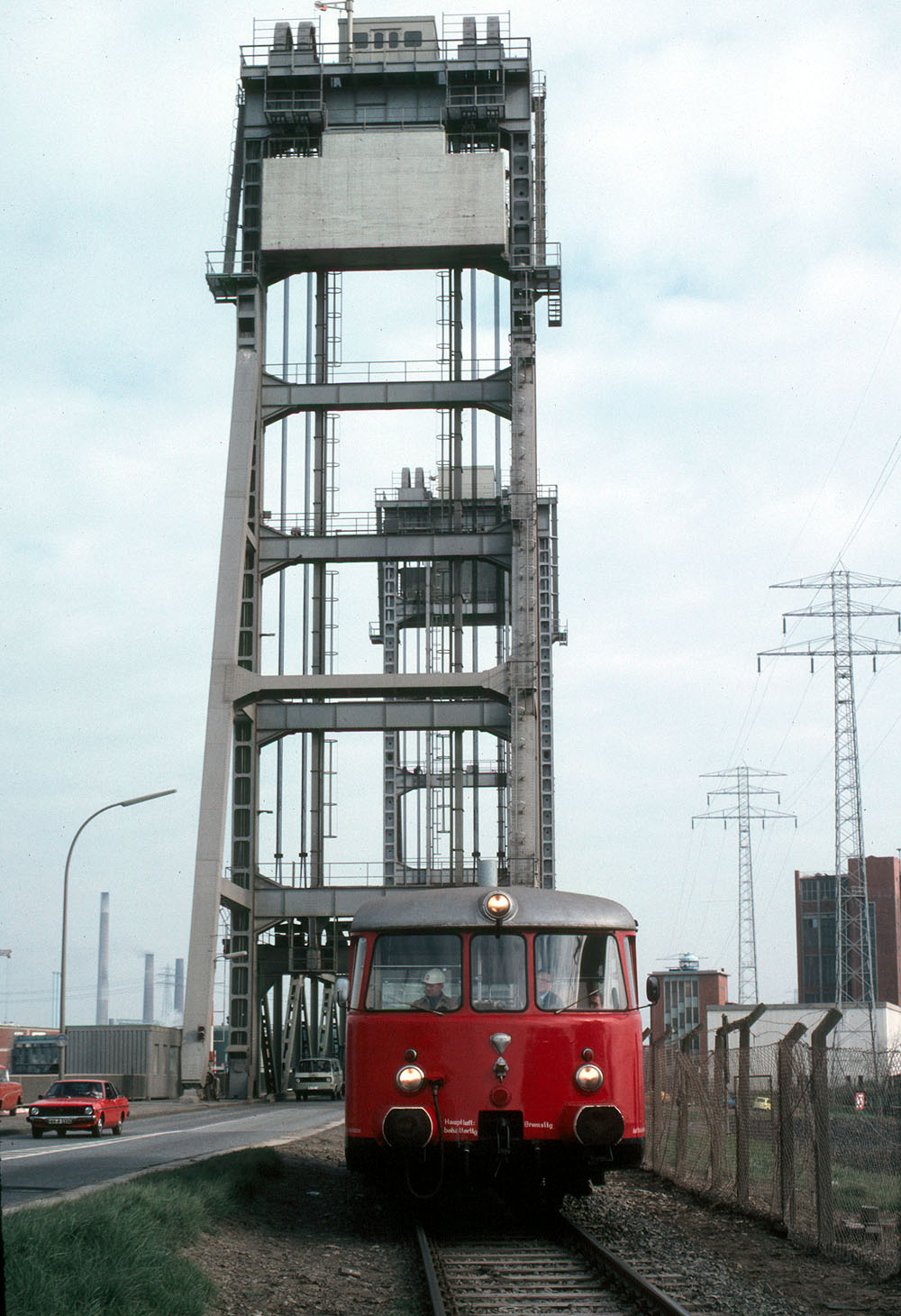 https://www.eisenbahnfotograf.de/datei/Mai 1981/920232 HB VT4.42 Rethehubbruecke 4.5.81.jpg